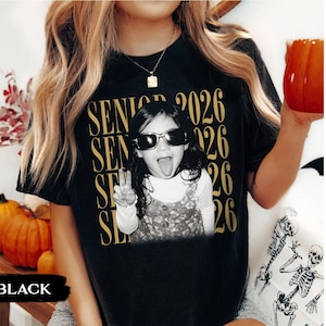 Personalisiertes Vintage-Shirt mit Foto und Jahrgangsstufe: Individuelles Absolventenfoto-Shirt, Abschlussgeschenk für den Jahrgang 2026, Retro-Shirt für Jungen und Mädchen Bild 13