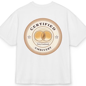 Maglietta a scatola con distintivo divertente di Ambivert certificato Maglietta grafica divertente Regalo perfetto per abbigliamento casual Osservanze divertenti Umorismo Maglietta a scatola umoristica