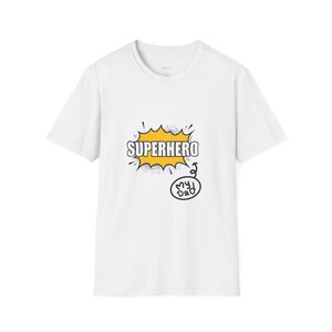 Superbohater Tata Unisex Softstyle T-shirt, Koszulka na Dzień Ojca, Koszulka Daddy Hero, Prezent urodzinowy dla taty, Strój pasujący do rodziny