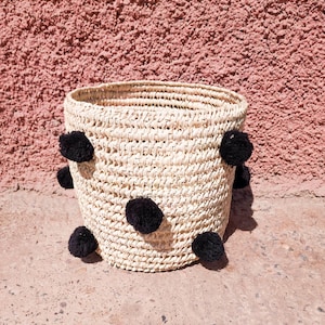 Cesta de pompones negros – Cesta de almacenamiento tejida – Decoración bohemia para el hogar – Bolsa de mercado francesa – Bolso de paja hecho a mano – Organizador para la habitación de los niños o la sala de estar