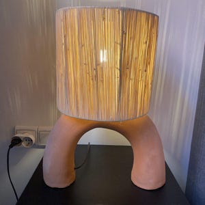 Boho Raffia Lamp with Pottery Base – Natural Modern Table Light