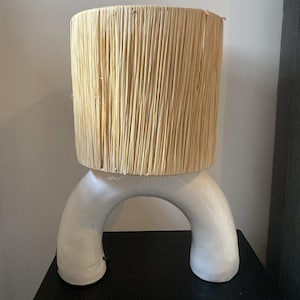 Boho Raffia Lamp with Pottery Base – Natural Modern Table Light