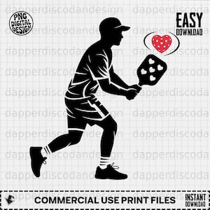 Könnte beinhalten: Eine weiße Keramik-Tasse mit schwarzem Henkel und dem Text "But First, Coffee" in fetter, schwarzer Schrift. Die Tasse steht vor einem verschwommenen Hintergrund. Die Tasse ist etwa 10 cm hoch.