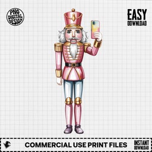 Op de afbeelding: Een roze en gouden notenkrakerfiguur maakt een selfie met een smartphone. De notenkraker draagt een roze uniform met gouden accenten, een witte broek en een hoge hoed. De afbeelding bevat de tekst "PNG DIGITAL DESIGN" en "EASY DOWNLOAD".