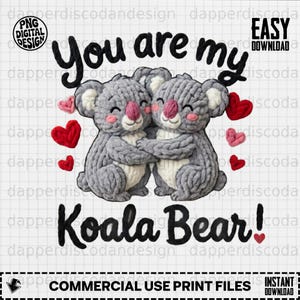 Pode incluir: Um design digital com dois coalas cinzentos abraçados, rodeados por corações vermelhos e rosa. O texto "You are my Koala Bear!" está escrito em preto. O design inclui o texto "PNG DIGITAL DESIGN" e "EASY DOWNLOAD".