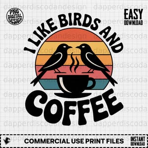 Może przedstawiać: Czarno-biały projekt graficzny z napisem "I Like Birds and Coffee". Projekt przedstawia dwa ptaki, filiżankę kawy i kolorowe tło zachodu słońca. Zawiera również słowa "PNG Digital Design" i "Easy Download".