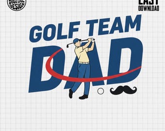 Puede incluir: Un diseño gráfico digital con el texto GOLF TEAM DAD en letras azules negritas. Un golfista con camisa beige y pantalones azules balancea un palo. Un trazo rojo curvo cruza el diseño, junto a una pelota de golf blanca y un icono de bigote negro.