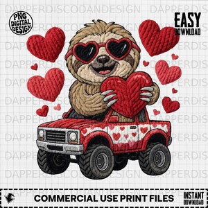 Puede incluir: Un diseño digital con un perezoso de dibujos animados con gafas de sol en forma de corazón, sosteniendo un gran corazón rojo y conduciendo una camioneta roja decorada con corazones. Incluye el texto "COMMERCIAL USE PRINT FILES".