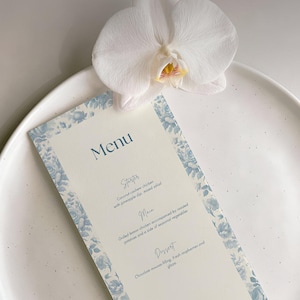 Modello modificabile per menù di nozze in tela blu senza tempo, menù per la festa nuziale con fiori blu, menù elegante per la festa del bambino