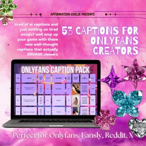 Op de afbeelding: Een laptop toont "ONLYFANS CAPTION PACK" met een raster van tekst en afbeeldingen. De afbeelding staat tegen een roze achtergrond met de tekst "53 CAPTIONS FOR ONLYFANS CREATORS". Decoratieve edelstenen in verschillende vormen en kleuren zijn ook aanwezig.