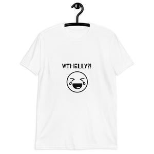 Puede incluir: Una camiseta blanca con el texto "WTHELLY?!" y un emoji riendo en negro. La camiseta está colgada de una percha negra.