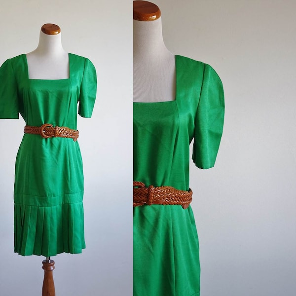 Vintage Womens Dress, Kelly Green Minidress, Square Neck Shift Dress, 80s Short Sleeve Dress, Pleated Ruffle Hem, Medium