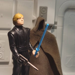 Jedi Knight Luke Skywalker Vintage 1983 kenner Star Wars con Blaster original, capa y sable de luz azul raro Hermosa condición C9 ROTJ