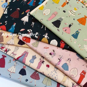 K&ouml;nnte beinhalten: Stoffmuster mit einem Vintage-Modeillustrationsmuster. Die Designs zeigen Frauen in Kleidern und Accessoires, in Farben wie T&uuml;rkis, Rosa und Creme. Der Text "Atelier Dorothy" ist sichtbar.