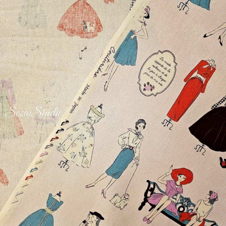 K&ouml;nnte beinhalten: Stoff mit einem Vintage-Mode-Illustration-Druck. Das Design zeigt Frauen in Kleidern, Schaufensterpuppen und den Text "Couturi&egrave;re" und "Made in Japan". Die Farbpalette umfasst Rosa, Blau, Rot und Wei&szlig;.