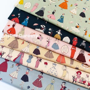 K&ouml;nnte beinhalten: Stapel von Stoffen mit einem Vintage-Mode-Illustrationsmuster. Der Stoff zeigt verschiedene Kleider, R&ouml;cke und Accessoires in einer Reihe von Farben, darunter Rot, Rosa, Blau und Schwarz, vor einem hellgr&uuml;nen, marineblauen und cremefarbenen Hintergrund.