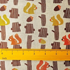 Pu&ograve; includere: Tessuto beige con un motivo ripetuto di scoiattoli stilizzati, ghiande e tronchi d'albero nei toni dell'arancione, giallo e marrone. Il motivo &egrave; largo circa 15 cm.