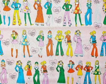 以下が含まれることがあります： レトロなファッションイラストの繰り返し模様が特徴のピンク色の生地。イラストは、ドレス、ジャンプスーツ、ベルボトムパンツなど、さまざまな衣装を着た女性を描いています。テキスト入りのハート型の吹き出しも表示されています。
