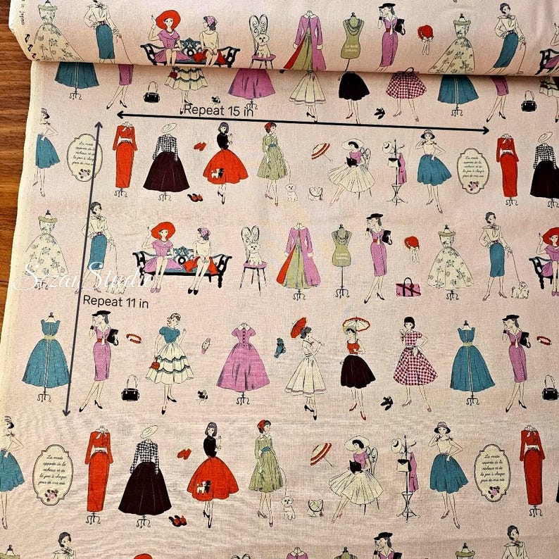 K&ouml;nnte beinhalten: Ein hellrosa Stoff mit einem sich wiederholenden Muster von Vintage-Modeillustrationen. Das Design umfasst Kleider, M&auml;ntel, H&uuml;te und Figuren, mit Text, der eine Wiederholung von 38 cm und 28 cm angibt. Die Illustrationen sind in verschiedenen Farben gehalten.
