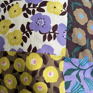 Peut inclure: Un tissu textile pr&eacute;sentant un motif patchwork de fleurs. L'imprim&eacute; comprend des fleurs jaunes, violettes et brunes avec des tiges et des feuilles brun fonc&eacute; sur des fonds blancs, bruns et violets, cr&eacute;ant un motif botanique r&eacute;p&eacute;titif.