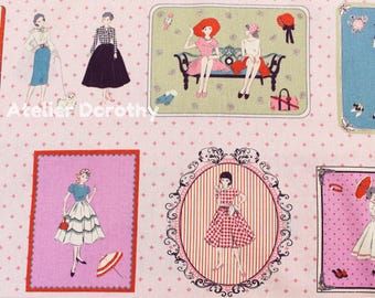 Könnte beinhalten: Ein hellrosa Stoff mit einem sich wiederholenden Muster aus gerahmten Illustrationen von Personen in Vintage-Kleidung, Accessoires und Möbeln. Ein weißes Maßband ist unten sichtbar und zeigt Maße in Zentimetern.