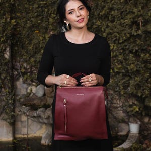 Felicita - Tasche | Italienischer Lederrucksack | Handgefertigt in Italien Premium-Rindsleder | Mehrere Fächer | Laptop Rot | Stilvoll und langlebig