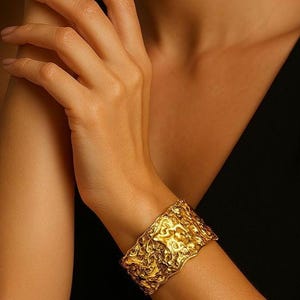 Bracelet manchette texture froissée , ornement moderne exquis en acier inoxydable couleur Or