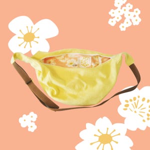 Bolsa Crossbody Crescent feita à mão | Tecido reciclado, sustentável, acessório versátil para viagem/cotidiano | Linho amarelo, floral japonês