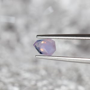 0,8 ct naturlig opaliserande safir, hexagonslipad lös ädelsten med briljant eld, unik safir för specialanpassade fina smycken