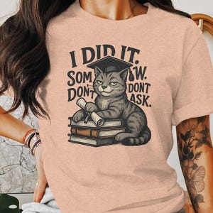 Camiseta divertida de graduación de gato, "Lo hice", regalo de graduación de gato, camiseta divertida de graduado, camiseta de gato con diploma, gato de graduación