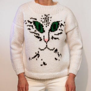 Green Eyed Cat Face Hand-knit Sweater / Vintage 1980s White Hand Knit Smiling Kitty Face Boxy Knit Jumper / 80s White Cat Sweater