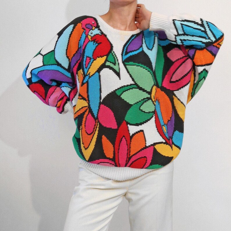 Suéter de punto de algodón tropical arcoíris, jersey vintage I.B. Diffusion blanco multicolor con estampado de jungla, suéter con estampado de guacamayo imagen 2