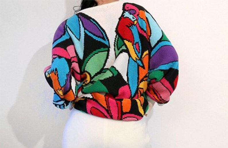 Suéter de punto de algodón tropical arcoíris, jersey vintage I.B. Diffusion blanco multicolor con estampado de jungla, suéter con estampado de guacamayo imagen 8