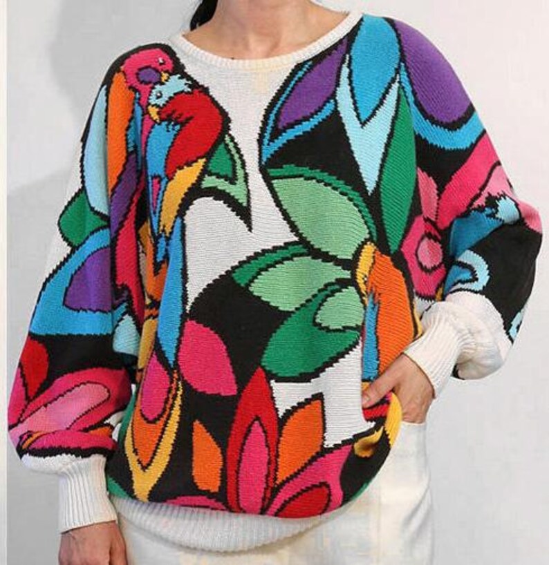 Suéter de punto de algodón tropical arcoíris, jersey vintage I.B. Diffusion blanco multicolor con estampado de jungla, suéter con estampado de guacamayo imagen 1