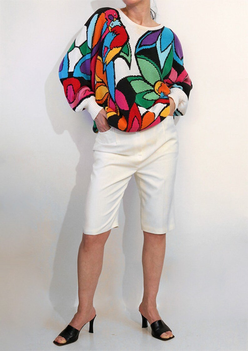 Suéter de punto de algodón tropical arcoíris, jersey vintage I.B. Diffusion blanco multicolor con estampado de jungla, suéter con estampado de guacamayo imagen 4