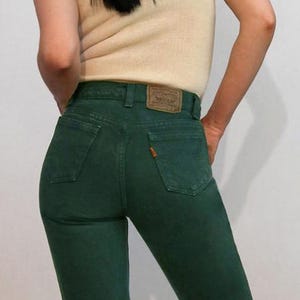 Op de afbeelding: Een donkergroene jeans met hoge taille en een Levi's-patch op de achterzak.