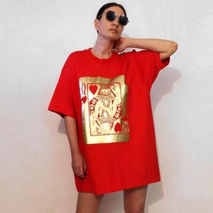 Oversized Queen of Hearts T-shirt oder Kleid / Vintage 1980er 1990er Jahre Valentinstag Rot & Metallic Gold Queen of Hearts Playing Card Long Tee