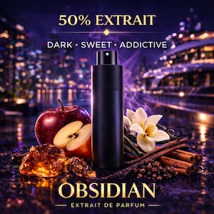 Puede incluir: Un frasco de perfume cilíndrico negro mate etiquetado OBSIDIAN EXTRAIT DE PARFUM, 50% EXTRAIT, DARK SWEET ADDICTIVE. Rodeado por una manzana roja, una manzana cortada, flores de vainilla blancas, ramas de canela, resina ámbar y granos de pimienta.