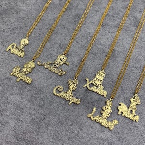 Collar con nombre de personaje de dibujos animados personalizado - Collar con nombre de dibujos animados, collar con nombre personalizado, collar con nombre para niños, regalo personalizado para niños