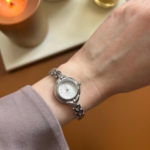 Vintage Silver Women&#39;s Watch: Minimalist Roman Numeral Dial, Stainless Steel