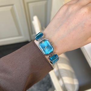 Reloj de mujer con piedras preciosas azules, elegante reloj de pulsera vintage, reloj de pulsera de cuarzo plateado para mujer, regalo para ella, reloj de mujer de inspiración vintage.