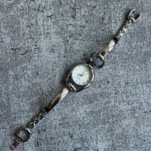 Vintage Silver Women&#39;s Watch: Minimalist Steel Band, Roman Numeral Dial