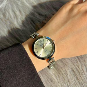 Vintage Silver Women&#39;s Watch: Minimalist Steel Band, Quartz Movement
