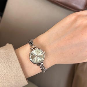 Vintage Silver Watch: Minimalist Steel Band, Round Green Dial