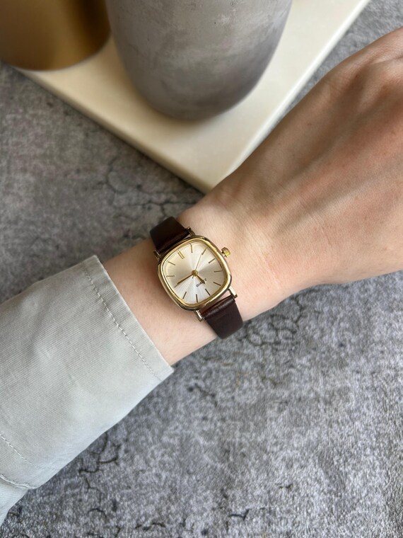 Vintage Brown Faux Leather Watch: Minimalist Women