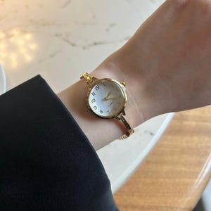 Vintage Gold Women&#39;s Watch: Minimalist White Dial, Adjustable Metal Band