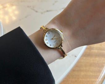 Vintage Gold Women's Watch: Minimalist White Dial, Adjustable Metal Band