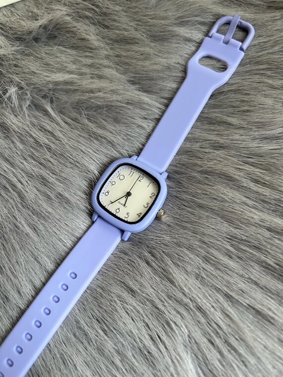 Lila Quadrat Uhr: Minimalistische Damenuhr mit Stahlband