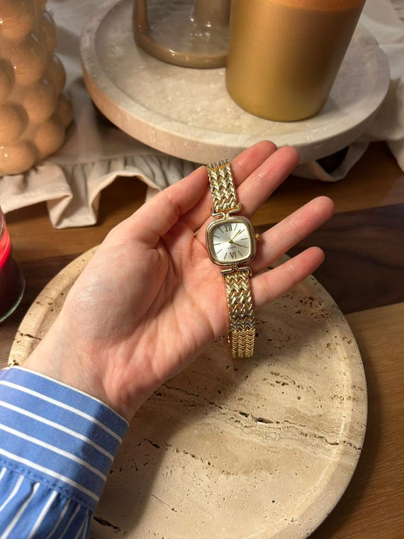 Elegant Gold Women display picture 1