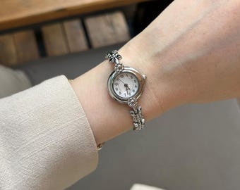 Rond Romeins cijfer zilveren kleur vrouwenpolshorloge, verstelbare metalen band, vintage design, cadeau voor haar, cadeau voor haar, witte wijzerplaat